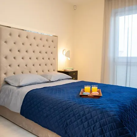 Luxurious Blue&yellow In Center Apartment *