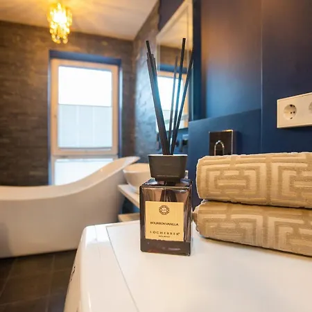Luxurious Blue&yellow In Center Apartment *