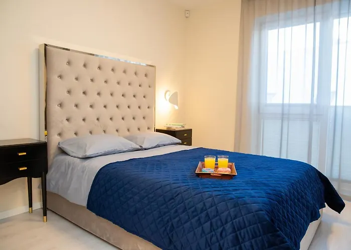 Luxurious Blue&yellow In Center Apartment *